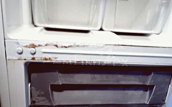 Ржавчина по периметру морозильной камеры свидетельствует об утечке фреона в отопительном контуре