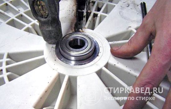 Подшипник вставляется в посадочное место с помощью молотка и зубила