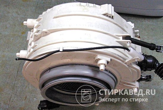 На фото неразборный бак стиральной машины, в котором расположен барабан