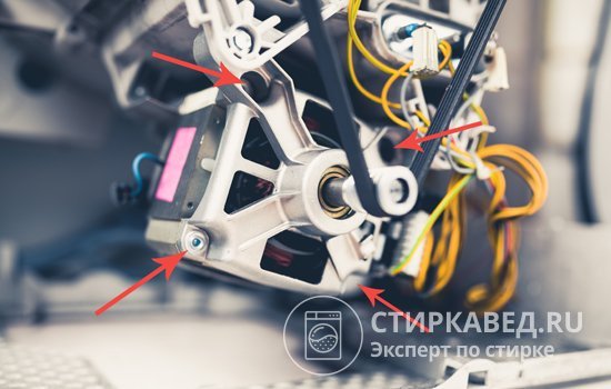 Чтобы снять двигатель, нужно открутить крепящие его болты