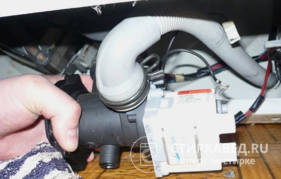 Если возникли проблемы со сливом воды, проверьте сливной насос (помпу)