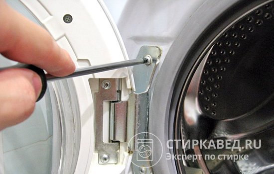 Если открутить болты крепления петли, можно легко снять люк дверцы