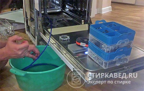 Ручной слив жидкости, которую не удалось перекачивать насосом PMM