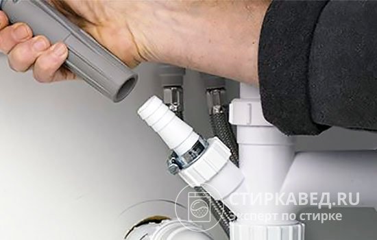 Отсоедините сливной шланг от слива