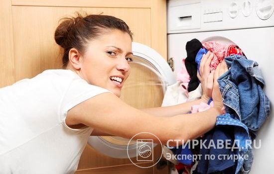 Перегрузка стиральной машины бельем часто вызывает проблемы с отжимом