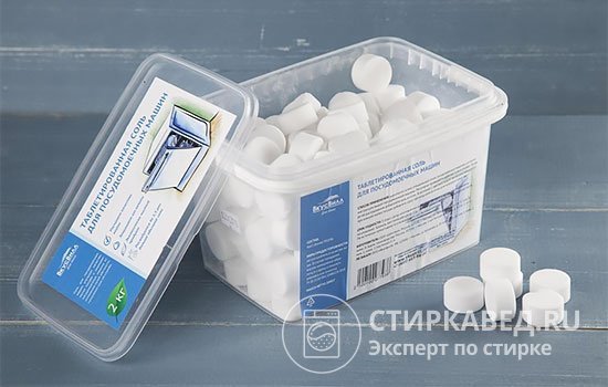 Производители заявляют, что соль для посудомоечных машин в таблетках расходуется в 1,5 раза дольше, чем кристаллические составы