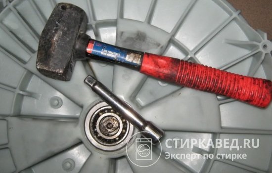 Для снятия подшипника с барабана потребуется молоток и зубило