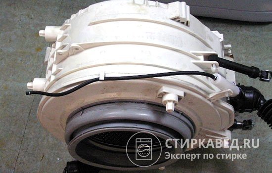 На фото неразборный бак стиральной машины, в котором расположен барабан