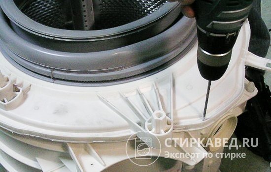 Сначала при помощи дрели просверливаются отверстия по периметру сварного шва на расстоянии примерно 5 см друг от друга