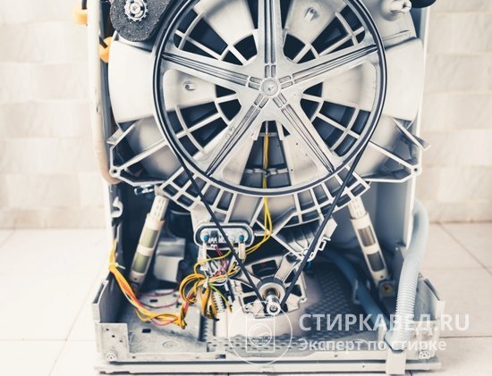 Сняв заднюю панель, снимаем ремень со шкива