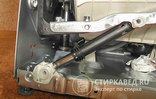 Отсоедините амортизаторы внизу стиральной машины