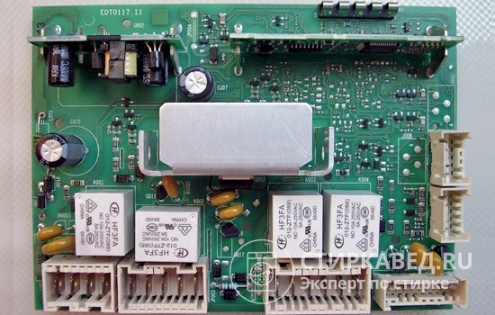 Плата ЭБУ с разъемами, на которых хорошо видны выступы контактов