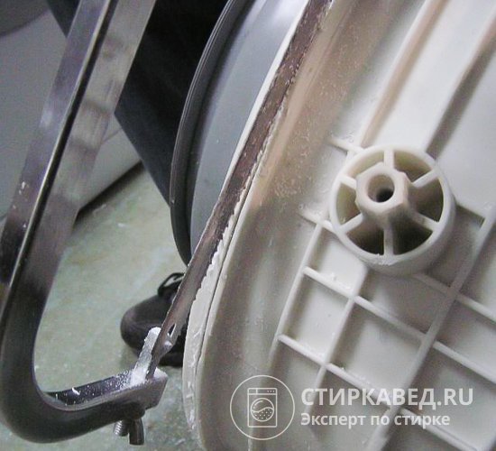 Далее следует самое главное - ножовкой по металлу бак аккуратно вырезается по шву