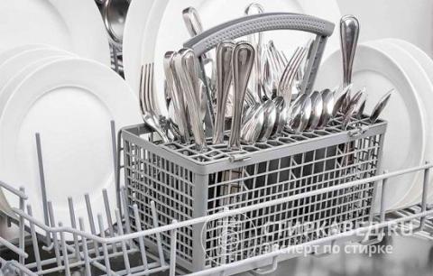 Не мойте в посудомоечной машине керамические и острые ножи, а также изделия с деревянными ручками, иначе моющие средства потускнеют их и дерево начнет разрушаться