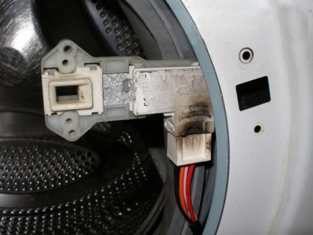 Сломана защелка дверного замка стиральной машины