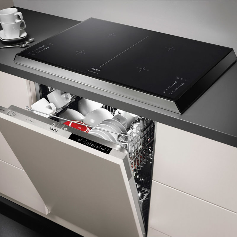 Современная кухня со встроенной посудомоечной машиной