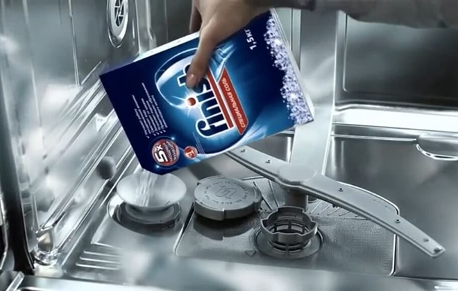 Вылейте порошок в раковину