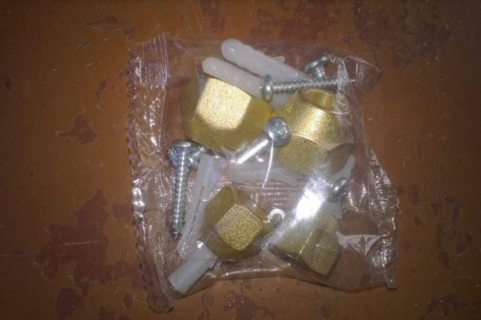 Гайки, саморезы с дюбелями (для крепления каркаса)