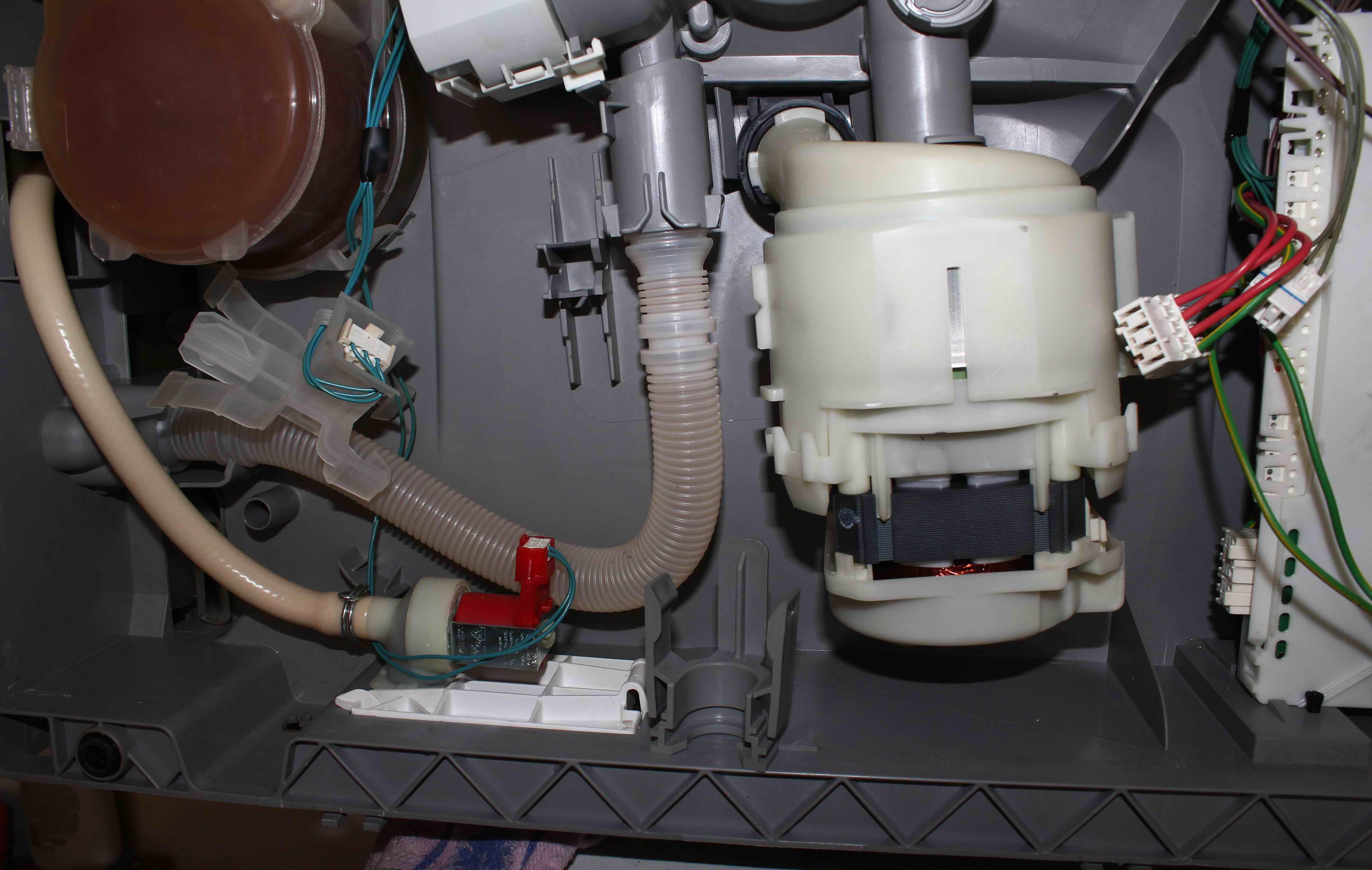 Посудомоечная машина внутри