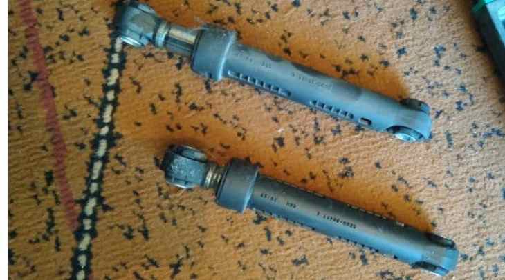 сняты амортизаторы (амортизаторы)