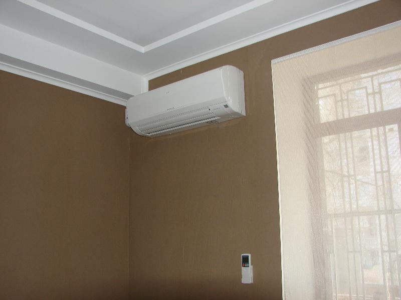 Установка кондиционера на застекленный балкон: плюсы и минусы (фото, видео)