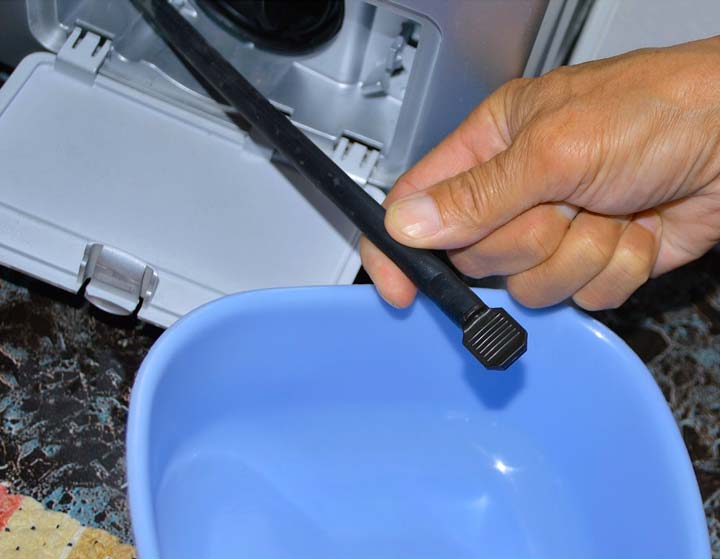 Перед разборкой стиральной машины необходимо слить из нее всю воду