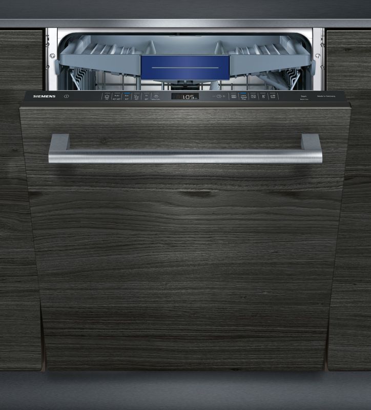 Приоткрытая модель посудомоечной машины Siemens SN 656X00 MR, интегрированная в элегантный кухонный гарнитур