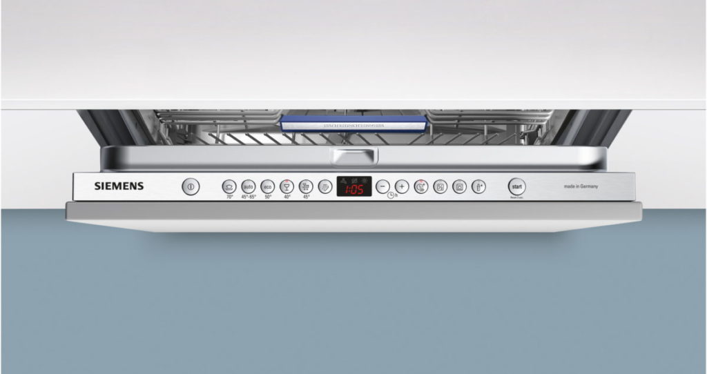 Скрытая панель задач на большой современной посудомоечной машине Siemens SN 66M094