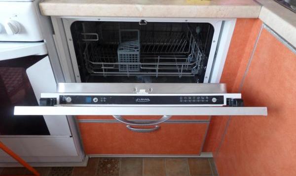 Пример компактной встраиваемой посудомоечной машины в верхней части вытяжки с ящиками