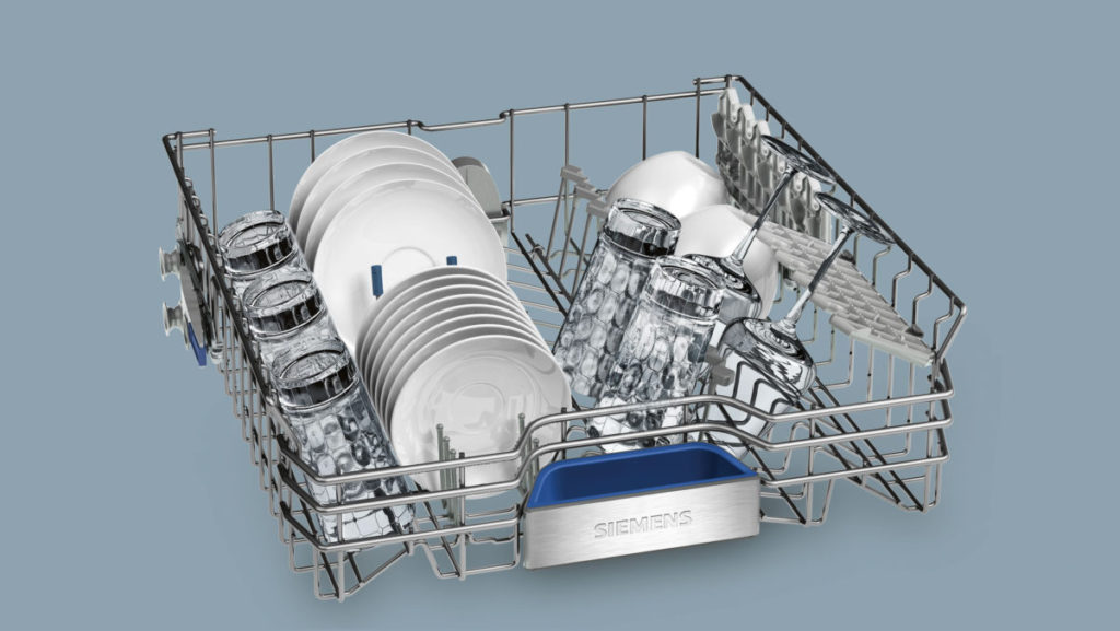 Правильное размещение посуды в одном из поддонов для посудомоечной машины Siemens 60 см