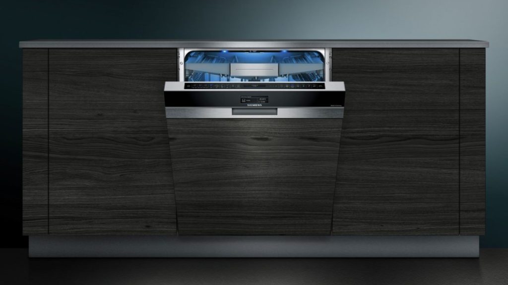 Siemens SN 578S00 TR встраиваемая посудомоечная машина в кухонном гарнитуре из темного дерева