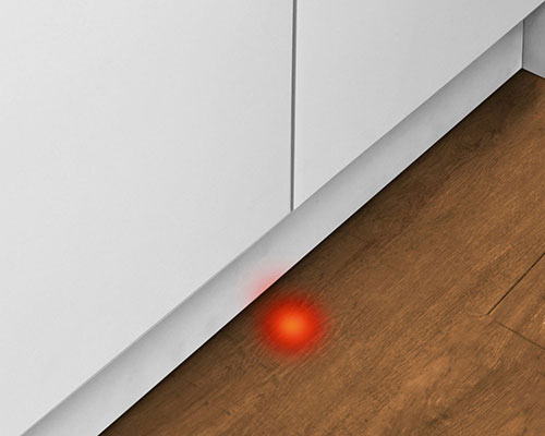 В моделях посудомоечных машин без дисплея есть функция предупреждения о проецировании или луче света на полу