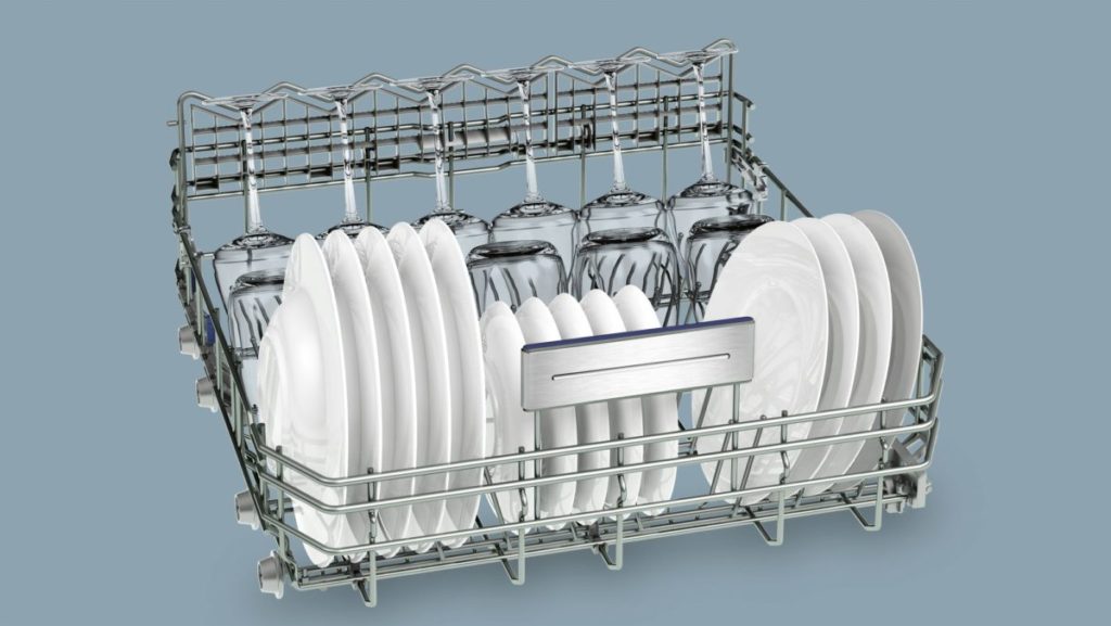 Правильная загрузка большого лотка с посудой в посудомоечную машину Siemens SN 578S00 TR