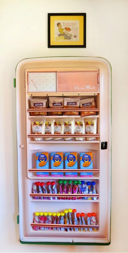 Кладовая у двери холодильника
