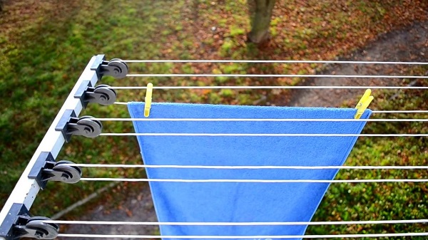 фото: уличная веревка для белья на балконе