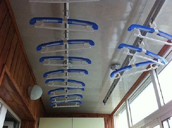 потолочная сушилка с вешалками на балконе