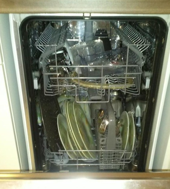 По отзывам, моющие средства могут сыграть значительную роль в эффективности мытья посуды