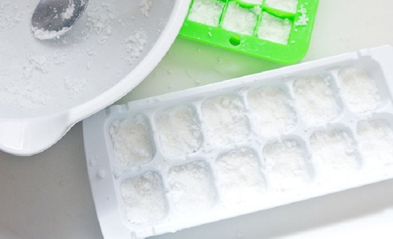 Смешивая порошковое моющее средство с пищевой содой и вставляя в формы, вы можете приготовить таблетки для посудомоечной машины
