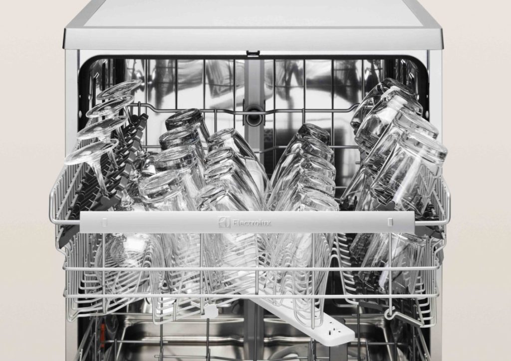 Пример безопасного размещения посуды в поддоне посудомоечной машины