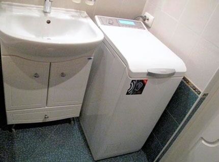 Вертикальная стиральная машина в ванной