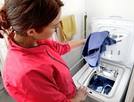 Загрузка белья в вертикальную стиральную машину Загрузка белья в вертикальную стиральную машину