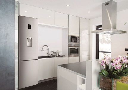 Для современных интерьеров выбирайте серебристый цвет для холодильников Модель Daewoo в интерьере