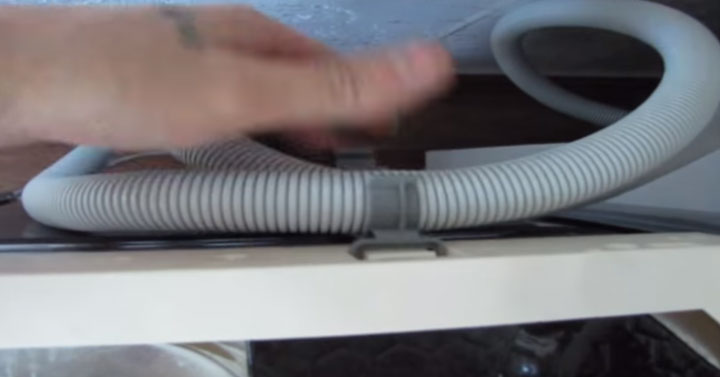 так что сливной шланг подсоединен к верхней части посудомоечной машины