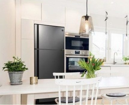 Острый холодильник на кухне