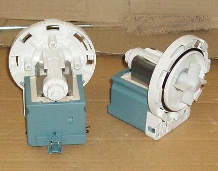 Новый насос омывателя на замену старого