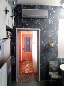 Расположение кондиционера над коридором Комнатный блок устанавливается над кухонной дверью