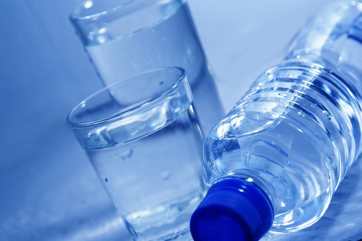 Бутылка и стаканы минеральной воды