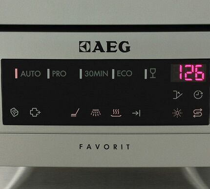 Панель управления посудомоечной машиной открыта