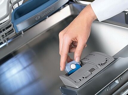 Загрузите таблетки в посудомоечную машину