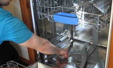 Расположение нижнего коромысла оросителя в Bosch PMM